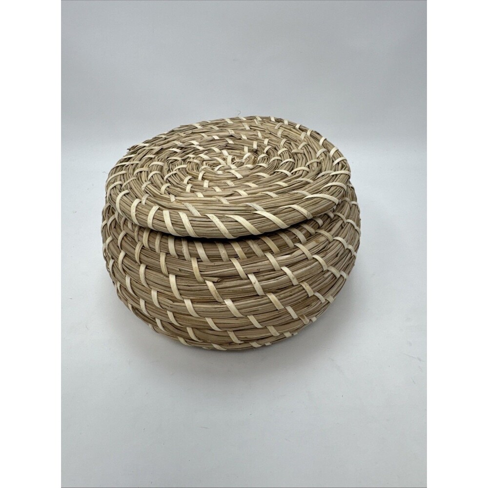 Straw Sea Grass Round Basket with Lid 8 inches Diameter.
